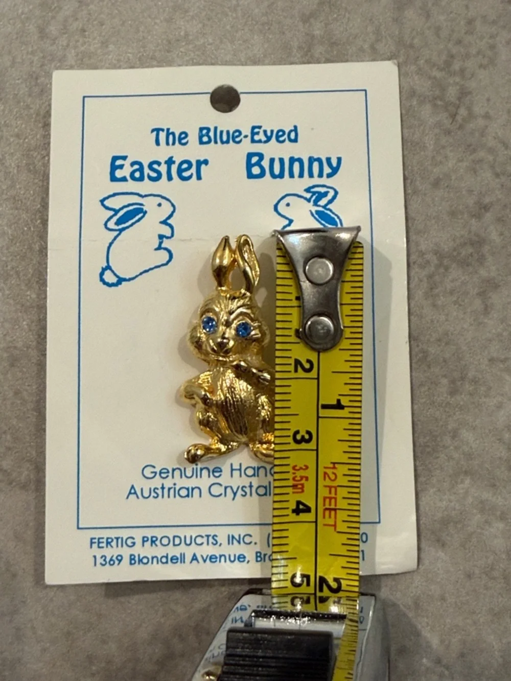 Vintage “The Blue-Eyed Easter Bunny” Gold-tone Pin with Blue Crystals - Picture 4 of 5